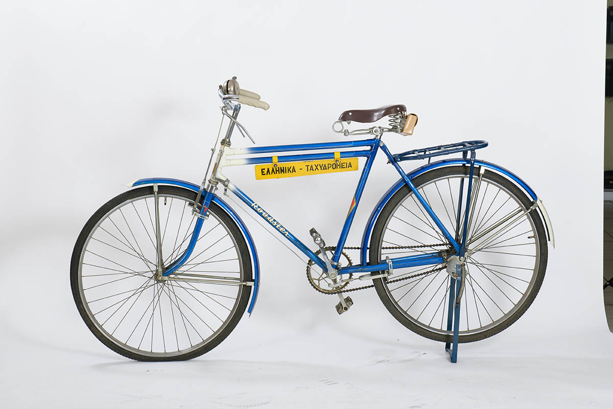 Ποδήλατο τύπου ROADSTER χρώματος μπλε, με κώδωνα και εργαλειοθήκη.
